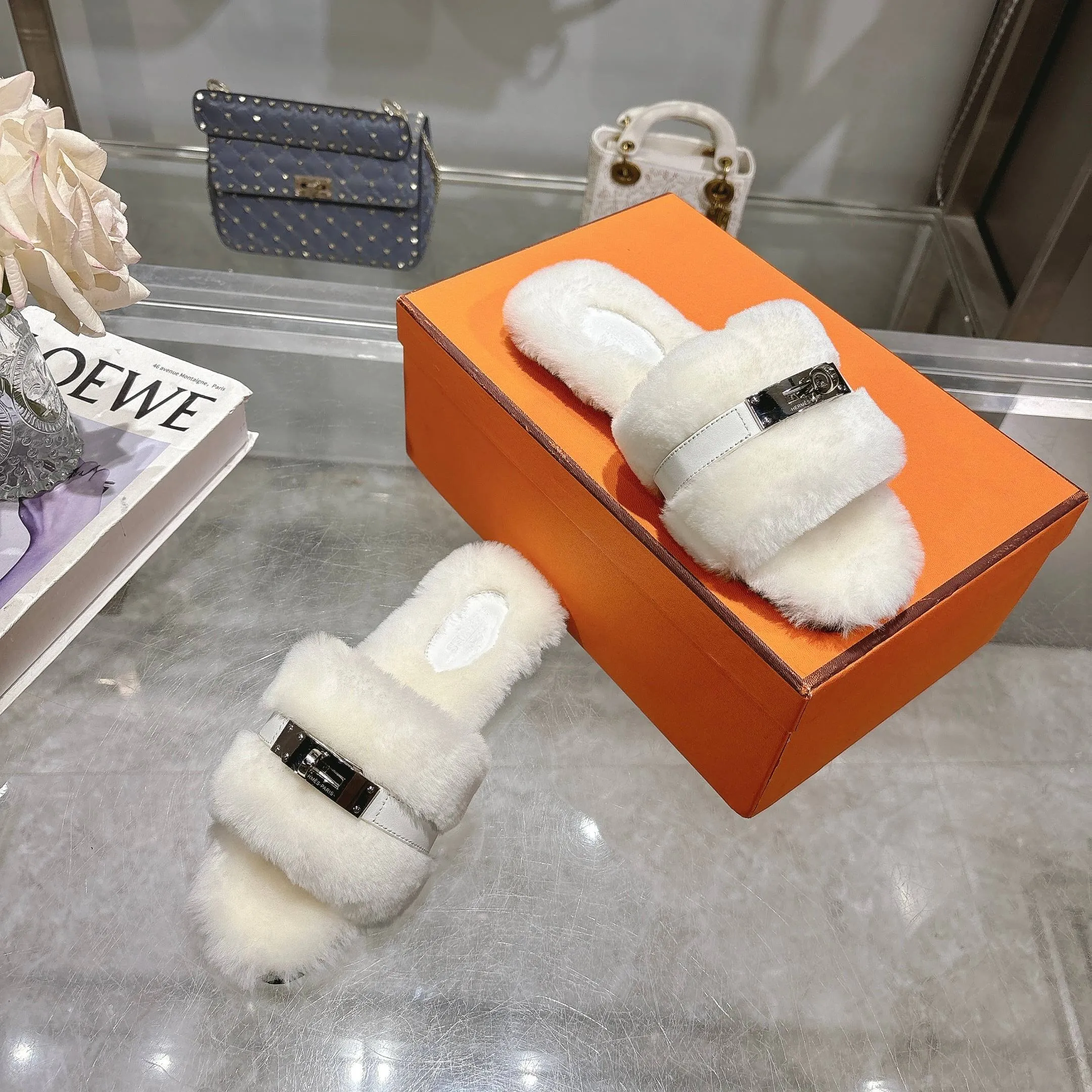 👟👟Ex-factory price 500👟👟 Purchasing agent level Hermes Hermès second uncle hair slippers are in stock all year round. 2025 new and new colors official website, Xiaohongshu synchronizes the latest color matching Hermès hot models are hot online, upgraded workmanship, high quality! Fashionable small wool H-trailers, autumn and winter style flat-soled wool mop, can be customized without standard, non-refundable and non-exchangeable. Fabric: Imported lamb's roll real wool. Lining: Imported lamb's roll real wool. Outsole: Genuine leather outsole. Size: 35-43, [Note: 41, 42, 43 customized]